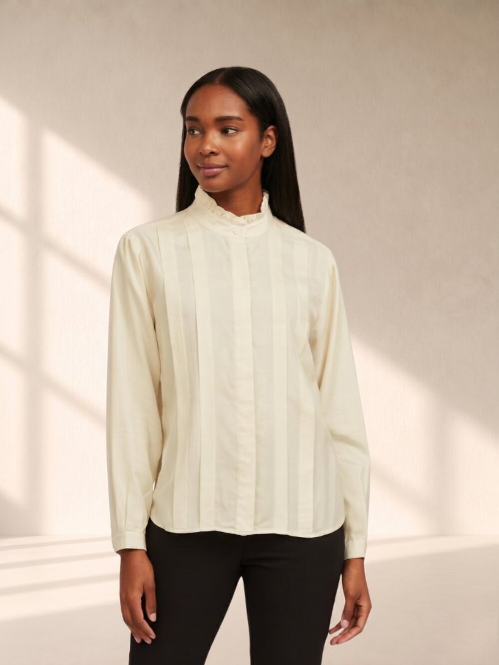 Chaus Vintage Inspired Cream Ruffle Neck Pleated Secretary Blouse Size 8